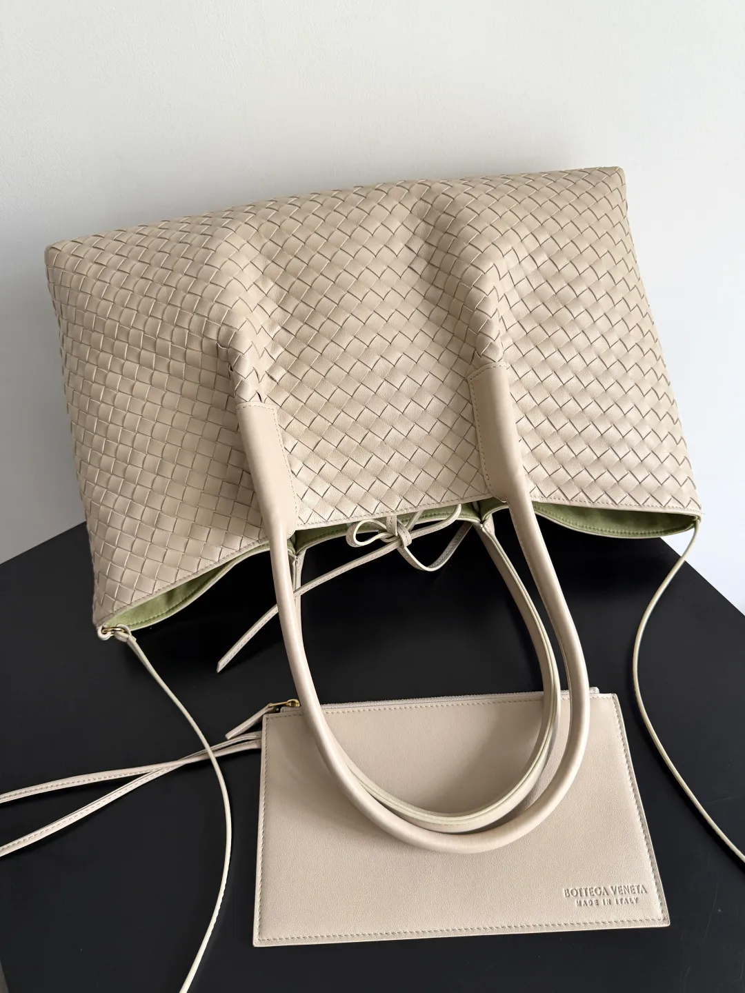 Batch 2660 Bottega Veneta 2025 new product PINACOTECA bag, iconic weaving process, skillfully crafted with 10mm Intrecciato process and equipped with suede lining. Four small strips of leather add character to the design and make the bag more stable. Relaxed yet sophisticated, casual yet refined, suede lining and double-sided design, suitable for shoulder and hand carry. The four straps can be adjusted into different shapes. One pack can be switched between two uses, easily integrating into your daily rhythm. Style number: 817166 Size: 43*23*17.5cm